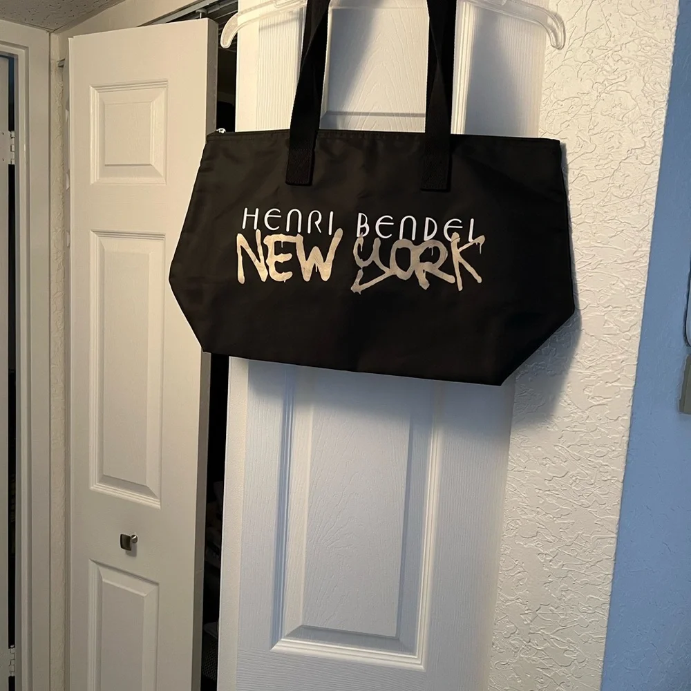 HENRI BENDEL NWOT BLACK NYLON LARGE ZIPPERED TOTE BAG - Picture 10 of 11